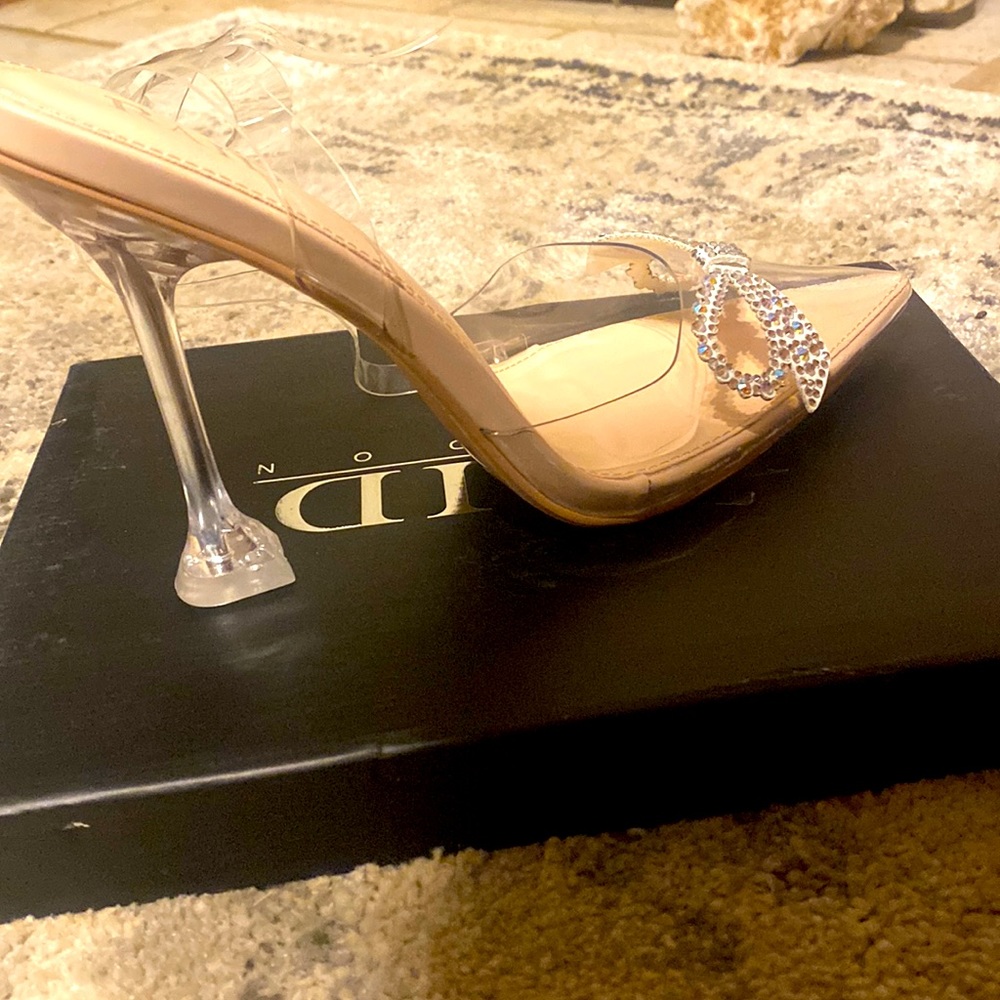!! Worn once !!! Bought from lulus. Wasn’t the style I was looking for.